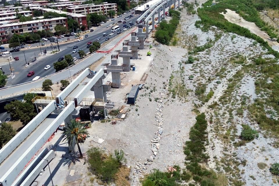 Las Invasiones En El Río Santa Catarina Aumentan Con Casas, Corrales, Basura Y Autos Abandonados. Autoridades Carecen De Control Para Frenar El Problema.