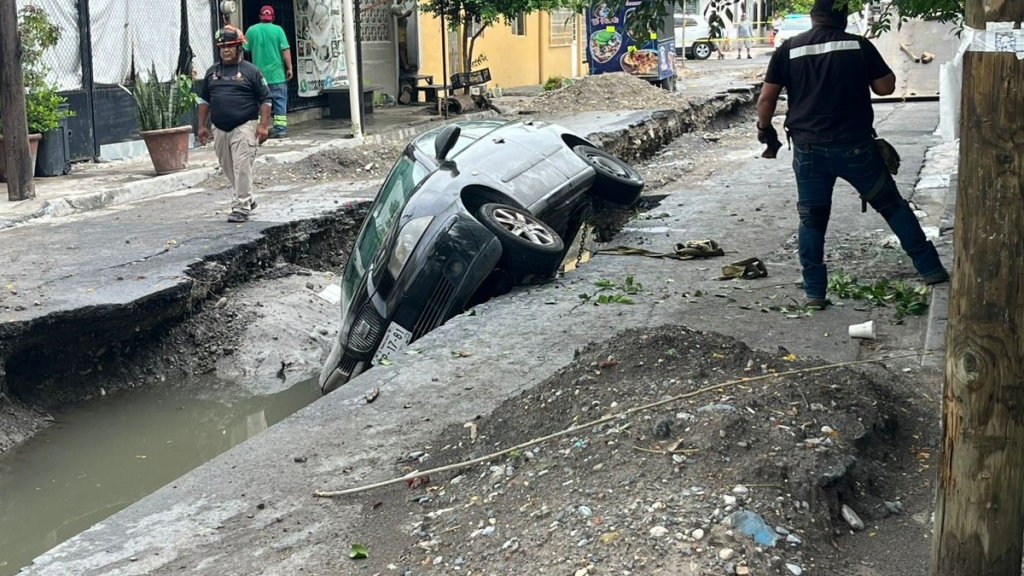 Automovilista Cae En Zanja Abierta De Agua Y Drenaje De Monterrey En Guadalupe. Vecinos Denuncian Obras Inconclusas Y Crisis En El Organismo.