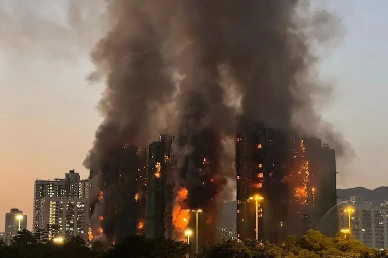 El Reporte De Muertos En Incendio En Hong Kong Aumenta. Investigan Negligencia, Hay Detenidos Y Continúa El Rescate Entre Torres Afectadas.