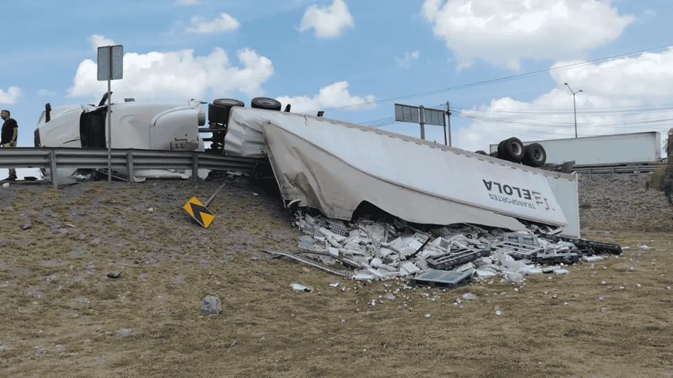 Trailer-se-vuelca-en-carretera-20-toneladas-de-chile-carretera-de-apodaca-afectaciones-viales