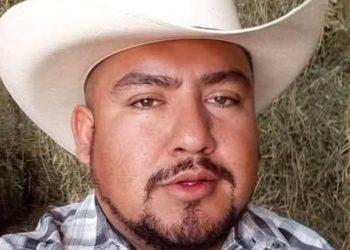 Close-up Portrait of a Man Wearing a White Cowboy Hat and Plaid Shirt, with Hay in the Background. | Ciudadano Seguros