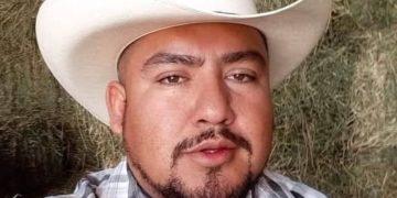Close-up Portrait of a Man Wearing a White Cowboy Hat and Plaid Shirt, with Hay in the Background. | Ciudadano Seguros