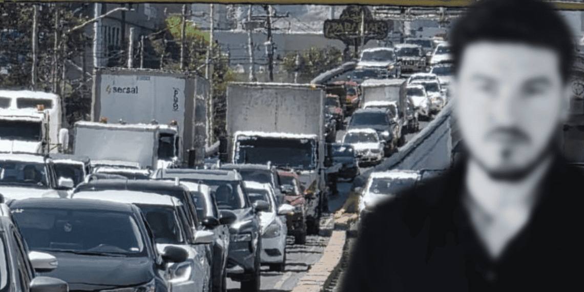 Heavy Traffic on a Multi-lane Highway with Cars and Trucks; a Blurred Man is Visible in the Foreground on the Right. | Ciudadano Seguros