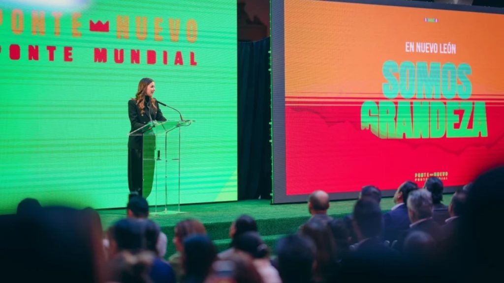 Mariana Rodríguez Hablando En Un Podium  | Ciudadano Seguros