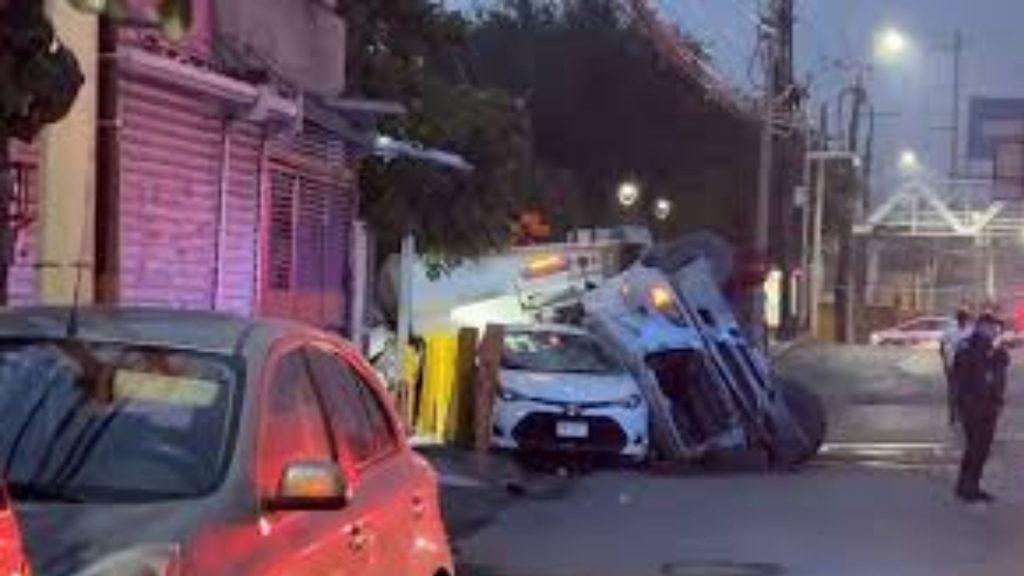 Muere-trailer-en-avenida-romulo-garza | Ciudadano Seguros Volcadura De Tráiler En San Nicolás Causa Muerte De Trailero | Ciudadano Seguros