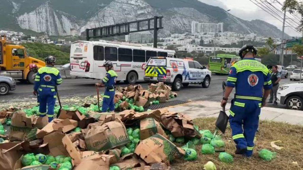Trailer Con Lechugas Se Volcó En El Municipio De Santa Catarina | Ciudadano Seguros
