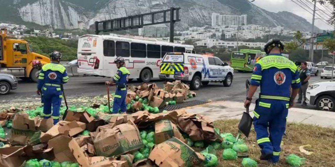 Trailer Con Lechugas Se Volcó En El Municipio De Santa Catarina | Ciudadano Seguros
