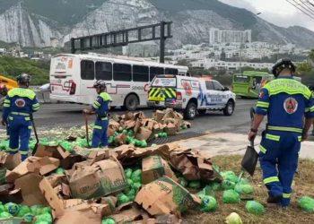 Trailer con lechugas se volcó en el municipio de Santa Catarina