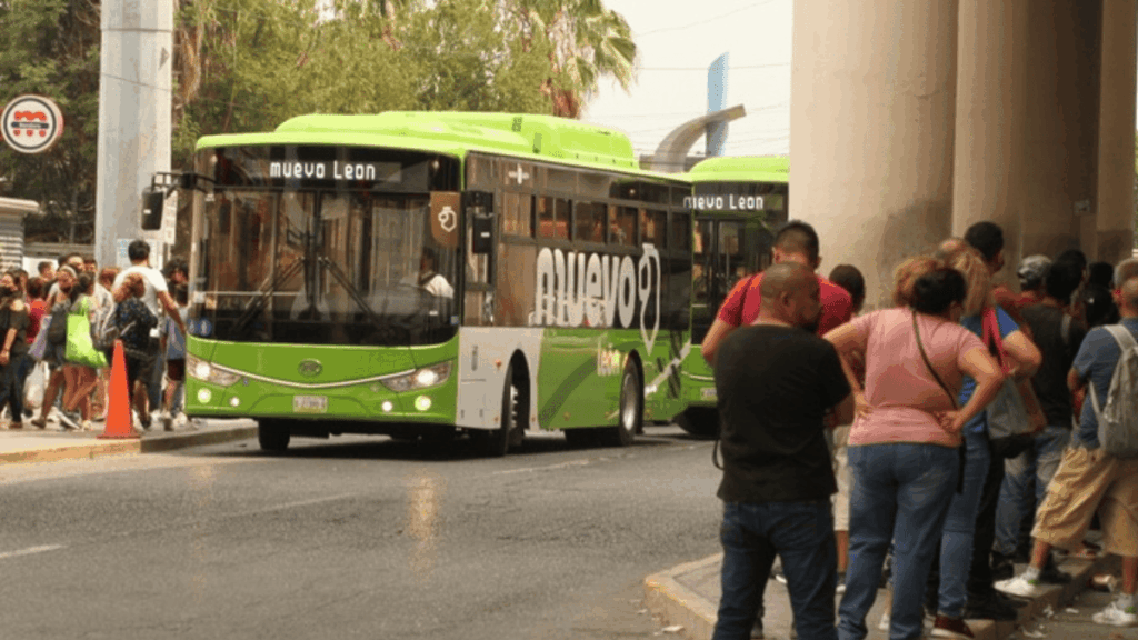 Pasajeros Haciendo Fila Para El Camión | Ciudadano Seguros