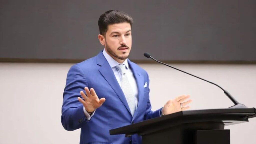 Samuel García Frente a Un Micrófono  | Ciudadano Seguros